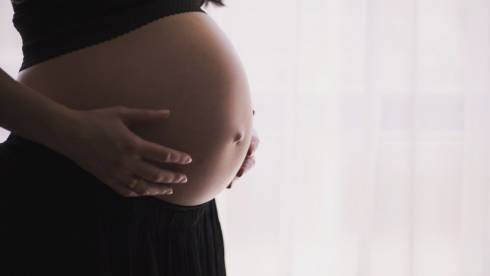 Беременная двойней карагандинка пожаловалась на врачей из-за смерти плода