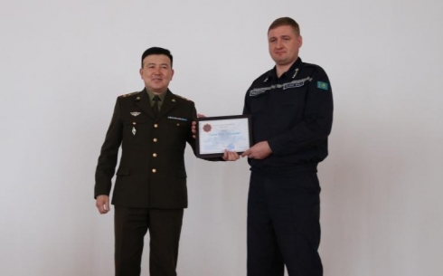 Спасатели ДЧС Карагандинской области вручили мужчине благодарственное письмо за самоотверженный поступок