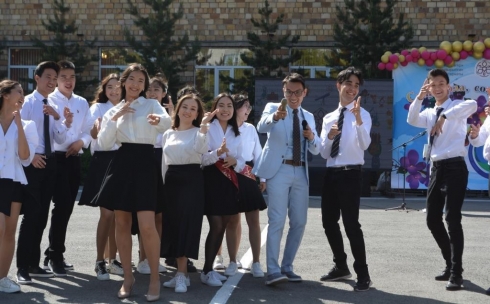 Последний звонок: аким Карагандинской области поздравил школьников с праздником