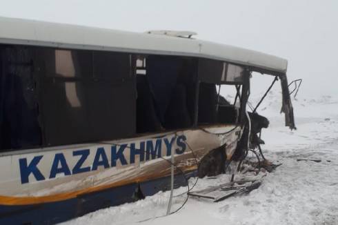 Внедорожник врезался в автобус с шахтёрами в Сатпаеве