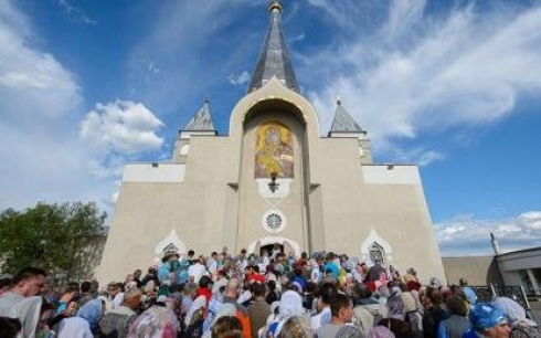 Чудотворной Казанской иконе Божией Матери поклонились православные верующие Караганды