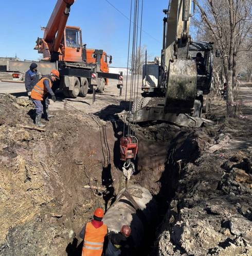 В Караганде продолжают восстанавливать обвалившийся участок трубы на канализационном коллекторе по улице Оркен