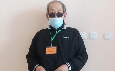 «Бояться не нужно»: 86-летний мужчина вакцинировался против КВИ в Ботакаре