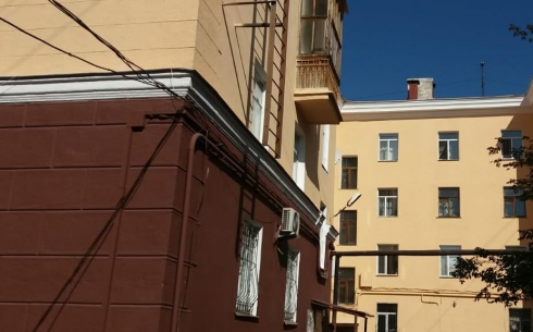 Дело за деталями: на карагандинских жилых домах устанавливают водостоки и ограждения на крышах
