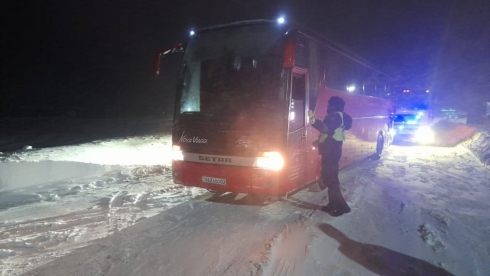 Автобус с 30 пассажирами вызволили из снежного плена на трассе в Карагандинской области
