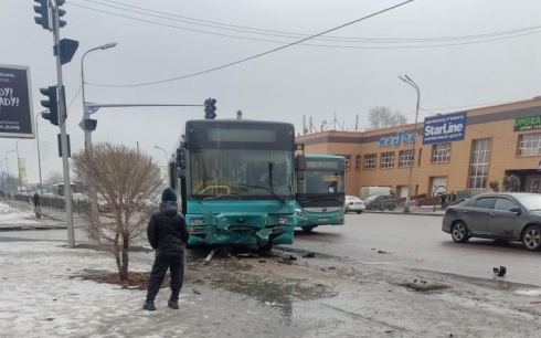 В Караганде в районе рынка пассажирский автобус столкнулся с автомобилем