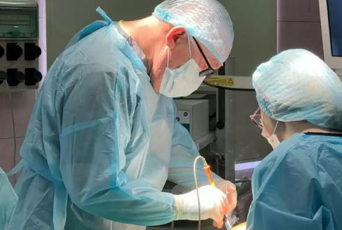 Гигантскую кисту из грудной клетки мужчины удалили хирурги в Караганде