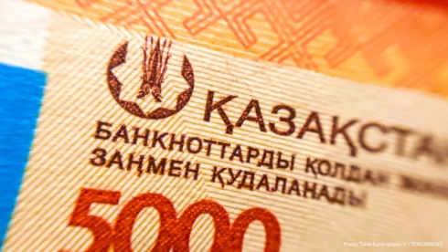 Токаев утвердил минимальную зарплату и МРП на 2022 год