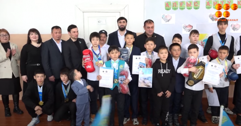 Профессиональные казахстанские боксеры приехали в посёлок Баймырза