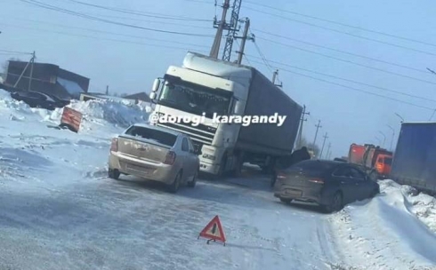 В Караганде два автомобиля столкнулись, объезжая грузовик