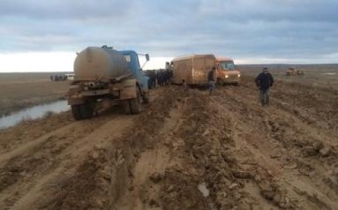 В Карагандинской области около 30 автомашин застряли в грязи на трассе  
