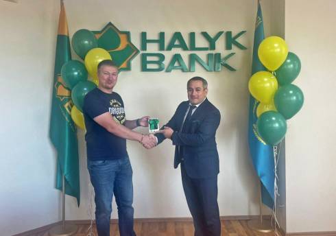 Житель Караганды выиграл  iPhone 13 от Halyk Bank