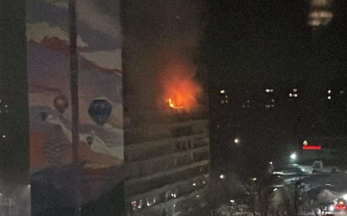 В Караганде большой пожар в 16-этажном доме по проспекту Республики