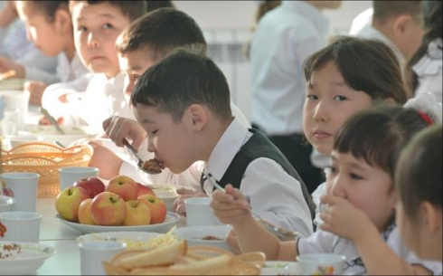 В Караганде бесплатное питание в школах по-прежнему будут получать не все