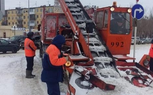 Более 100 единиц спецтехники убирают снег с дорог Караганды после бурана