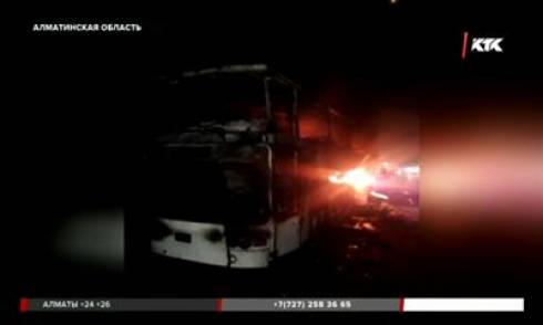 Автобус, ехавший из Жезказгана в Алматы, сгорел дотла