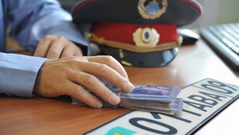 В Караганде на 2,7 млн оштрафован инспектор за торговлю госномерами