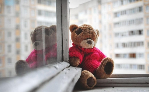 В Темиртау из окна выпала четырехлетняя девочка