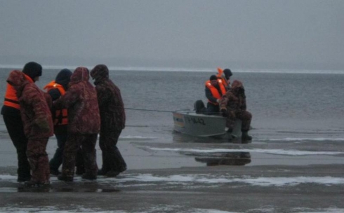 Спасатели, рискуя собственной жизнью, при шестиметровой волне спасли ночью рыбаков на озере Балхаш