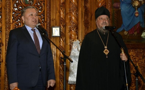 Аким Карагандинской области поздравил православных с праздником Пасхи