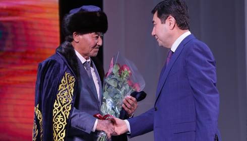 Ерлан Кошанов поздравил с юбилеем известного певца и композитора Корабая Есенова