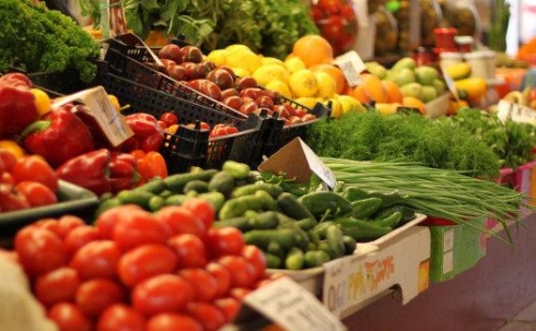 Большинство карагандинцев считает, что покупать овощи и фрукты на рынках невыгодно