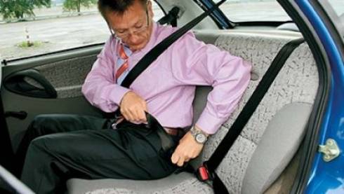 Нужны ли ремни безопасности пассажирам на заднем сидении?
