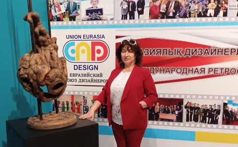 Три награды за час: карагандинская художница приняла участие в международной выставке этнодизайна в Нур-Султане