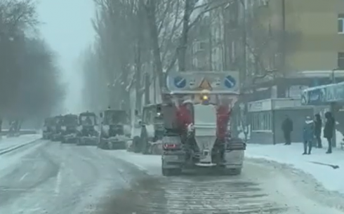 На дорогах Караганды ведётся борьба с гололёдом и снежными заносами