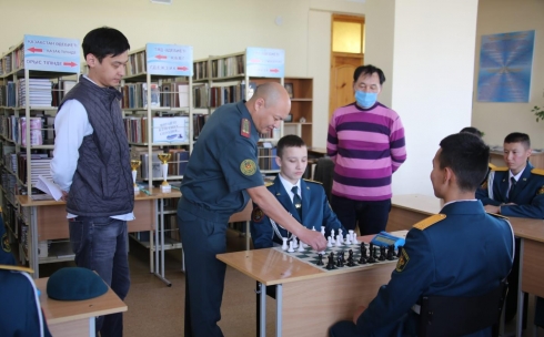 В карагандинской школе провели шахматный турнир в честь ВС РК и Дня Победы