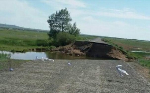 В Карагандинской области женщина борется за доброе имя своего мужа, утонувшего в яме на дороге, размытой паводками