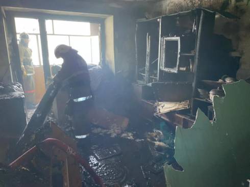 Пожилую женщину спасли из горящей квартиры в Караганде