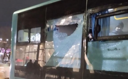 На проспекте Бухар жырау в Караганде столкнулись легковушка и два автобуса