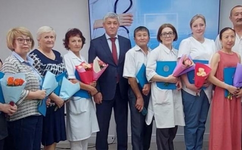 Аким Караганды поздравил работников областной клинической больницы