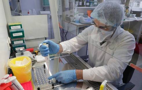 Эффективны ли вакцины от коронавируса против штамма «Омикрон», рассказал госсанврач Карагандинской области