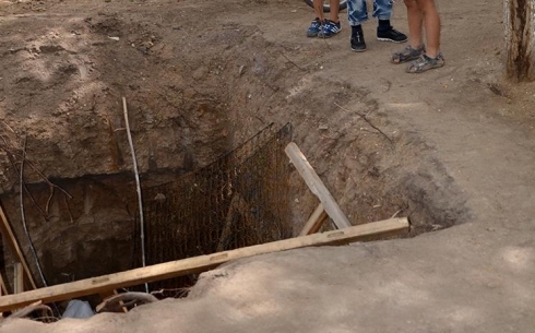  Карагандинцы выложили в социальные сети достопримечательность своего двора – двухметровую яму