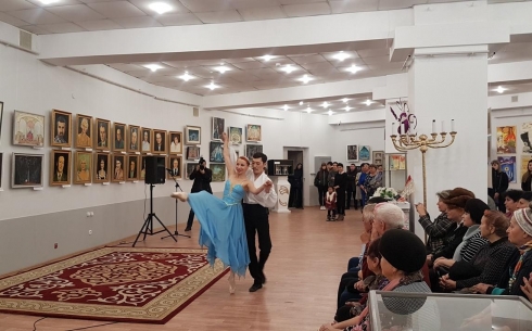 Удивительные экспонаты представил Карагандинский театр музыкальной комедии на выставке к 45-летию