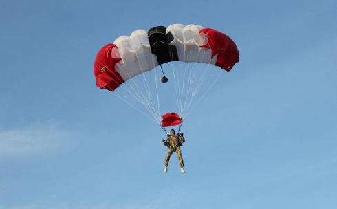 В Караганде открылся летний сезон прыжков с парашютом