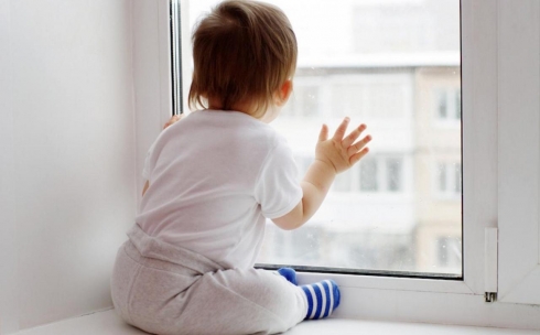 За сутки в Карагандинской области зафиксировали два случая выпадения детей из окна