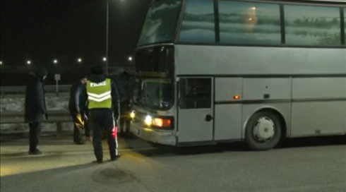 20 иностранцев, застрявших в автобусе на трассе, обеспечили проживанием и горячим питанием полицейские Карагандинской области
