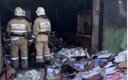 В Караганде произошел пожар в складском помещении кондитерских товаров