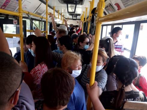 Карагандинцев просят не создавать столпотворение в общественном транспорте