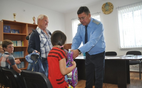 Сотрудники прокуратуры оказали материальную поддержку детям осужденных лиц