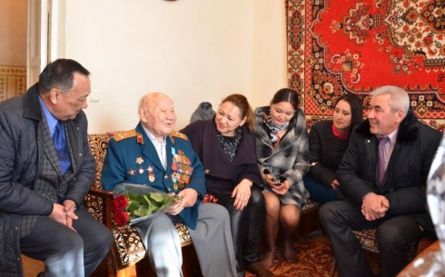 Сотрудники Департамента госдоходов по Карагандинской области поздравили ветеранов с 70-летием Победы
