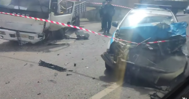 Патрульная машина попала в аварию с грузовиком и манипулятором в Караганде