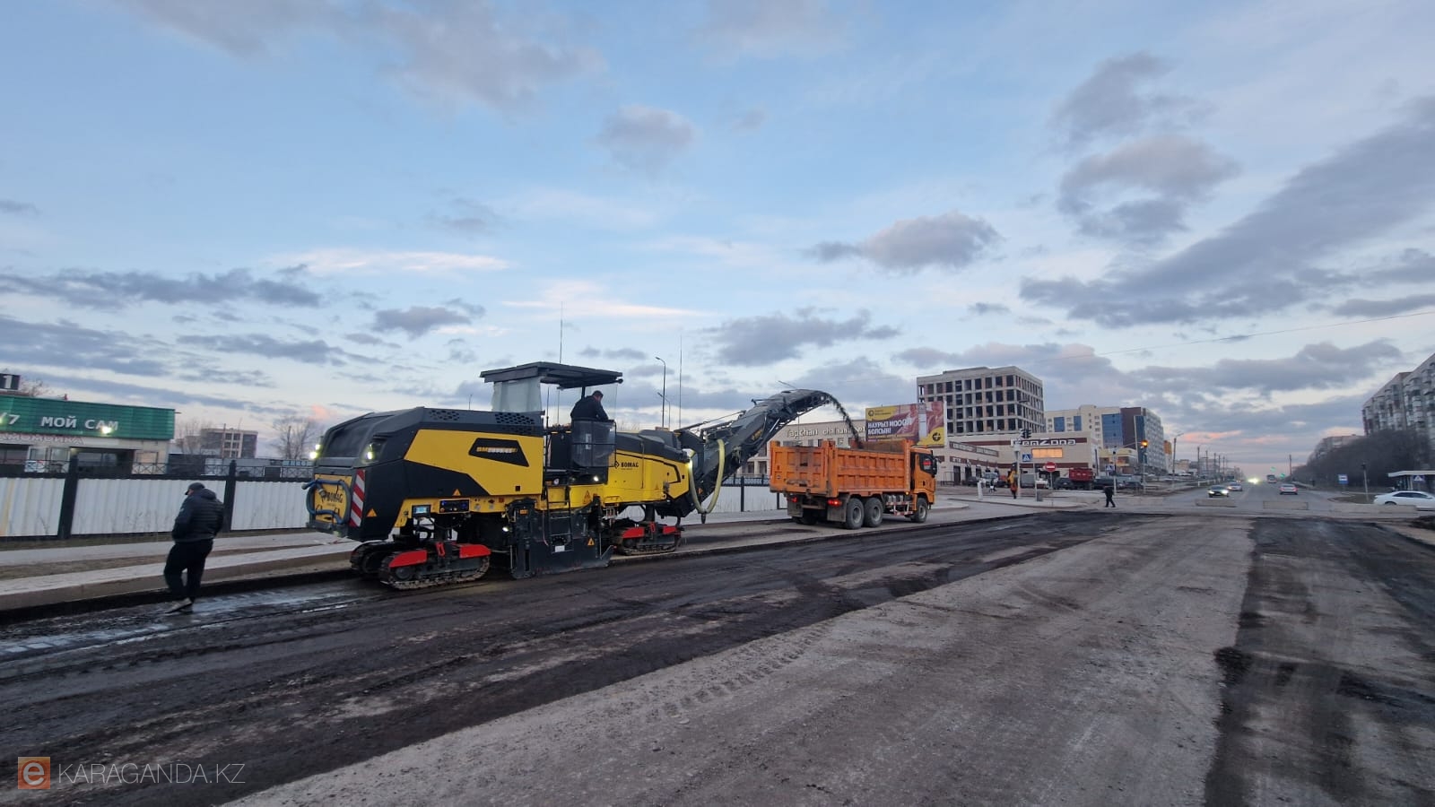 Когда «средний» почти как капитальный: в Караганде ремонтируют улицу Таттимбета