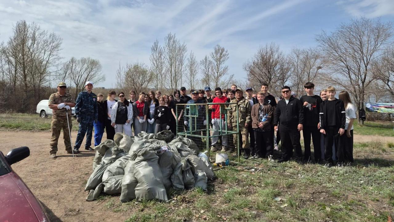 «Чистые водоёмы»: около 40 мешков мусора собрали на берегу Самаркандского водохранилища