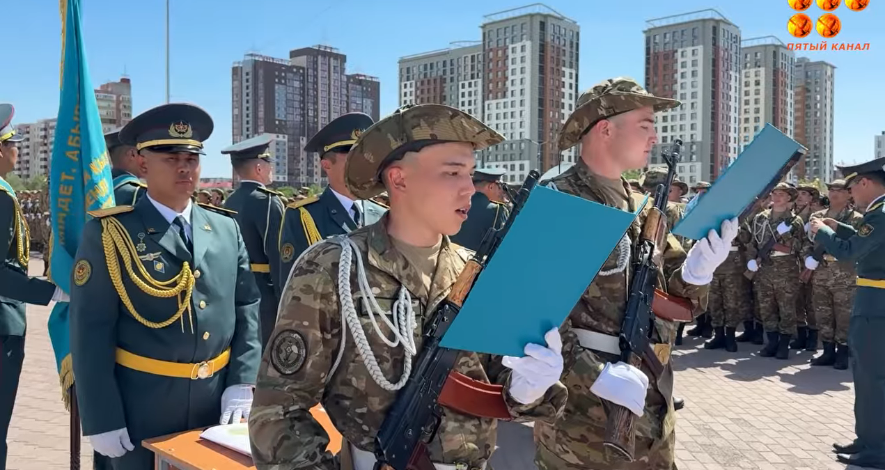 В Караганде около 400 новобранцев войсковой части 31775 приняли Военную присягу