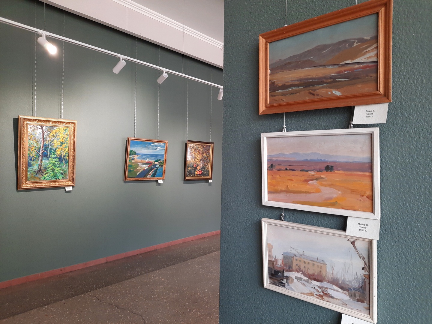 Цвет играет и ведёт: что представили на новой выставке в карагандинской галерее