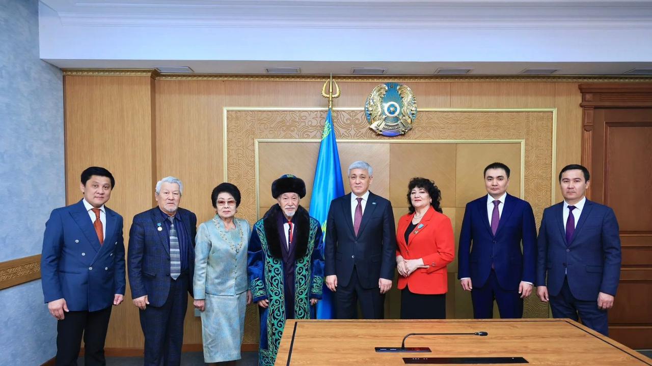 Ермаганбет Булекпаев поздравил с юбилеем заслуженного артиста Казахстана Ергали Жуниспекова